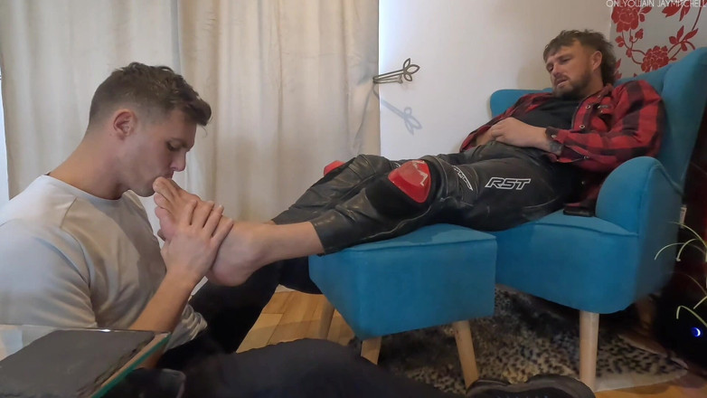 Onlyowain: Twink Worships My Big Sweaty Feet