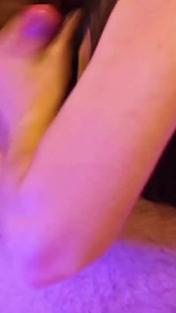Une MILF sexy taille une pipe sensuelle. Léchage de couilles. Éjaculation dans la bouche. 4K (ep 818)