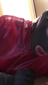 Danielle în latex încearcă prima muie