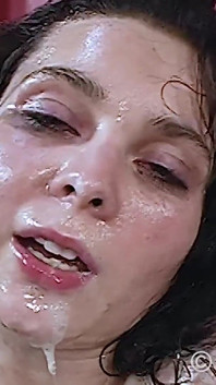 Pioggia di sborra per la ninfomane piscio bionda