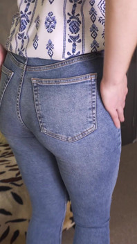 PAWG MILF แสดงหี้นมโตในกางเกงยีนส์สีฟ้าตัวแนบ