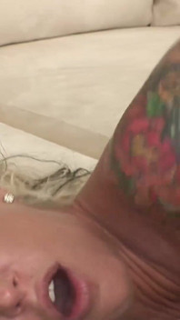 La dea bionda con i tatuaggi fa sesso