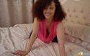 DownblouseJerk: Amiya dreams- amiche intimi