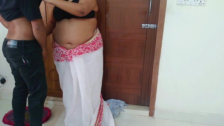 Aria Mia: A milf da indiana sexy amiga estava limpando a casa...