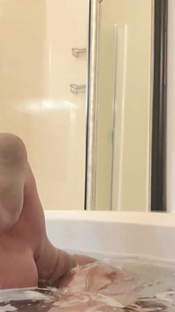 Zeița negresă Lyric Sky's Bubble Bath Twerk seducție - Bea-mi murdar baie de apă &venerare în fiecare curbă!