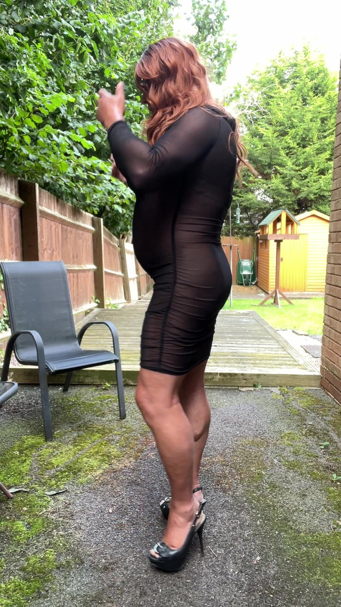 Kellycd2022: Sexy Crossdresser Kellycd2022 v Černé Sexy See Thru šaty a podpatky