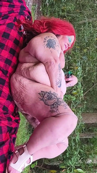 Fremder folgte ihr im wald, sie spritzt in sein gesicht