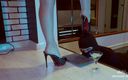 Mistress Legs: Une maîtresse nourrit un esclave avec ses talons hauts