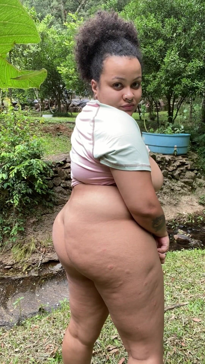 Cutiepiie Chubby: Sikanie i bycie nagim w lesie