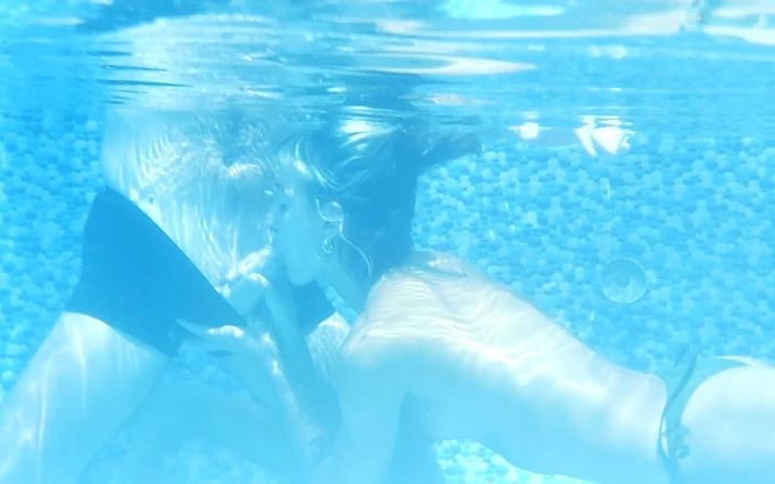Magia Rosa: In and Under the Pool