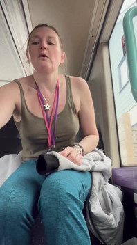 Blote tieten als een bus aftrekken! Ik speel met mijn prachtige perfecte handformaat tieten totdat ik bijna betrapt werd!
