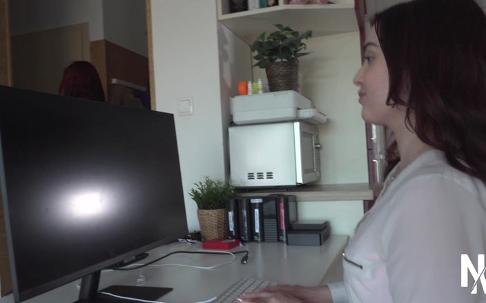 Nikky Thorne: Deux nanas rousses pulpeuses deviennent coquines au travail