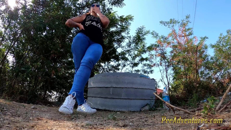 Pee Adventures: Kebugaran di luar ruangan bikin dia kencing di dalam roknya