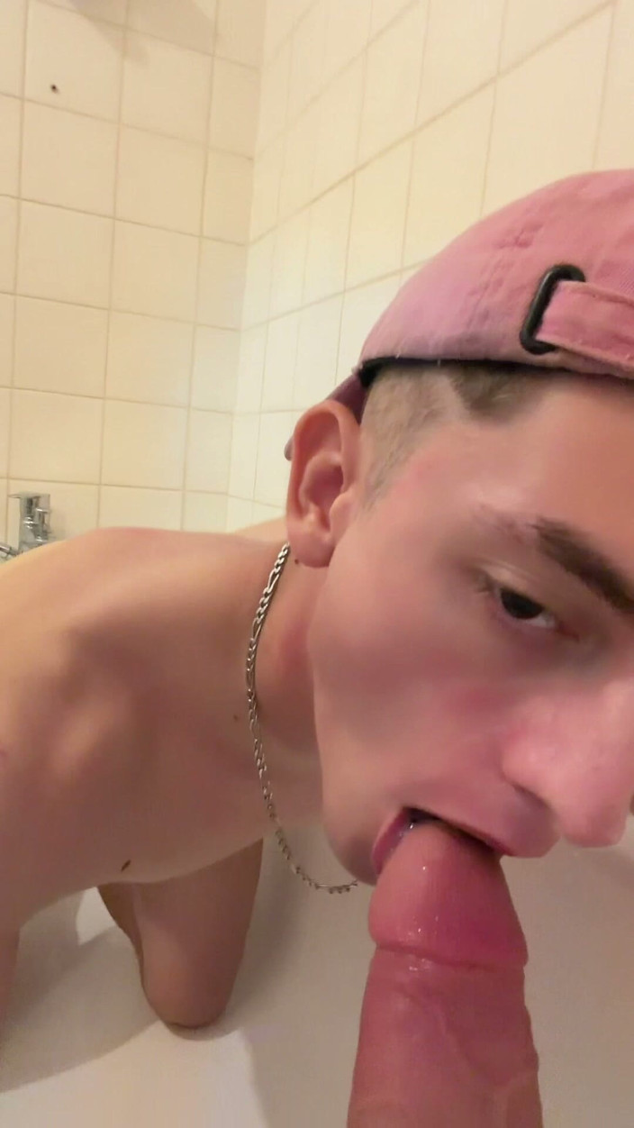 XsTwinkk: Twink Puts an Xxl Dildo in Her Ass and Moans
