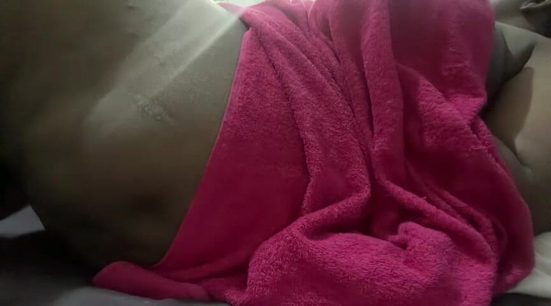 Legendary Booty Overdose: Caliente grandota gimiendo y apretando tetas en la cama