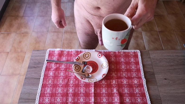 Cicci77: Cicci77 prepares breakfast with bread, sperm and jam and peach...