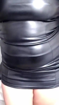 Ik pomp en geef mijn lul een pak slaag vanaf de strap-on