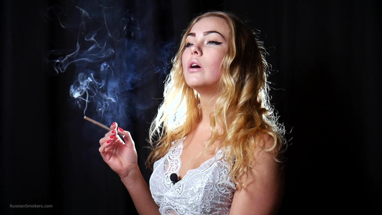 Russian Smokers: Adegan rokok russian russian yang manis merokok di luar