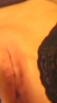 Legata milf matura gode di un'intensa penetrazione bondage