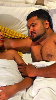 Secretaria india caliente follada por su jefe después de horas de oficina en una habitación de hotel