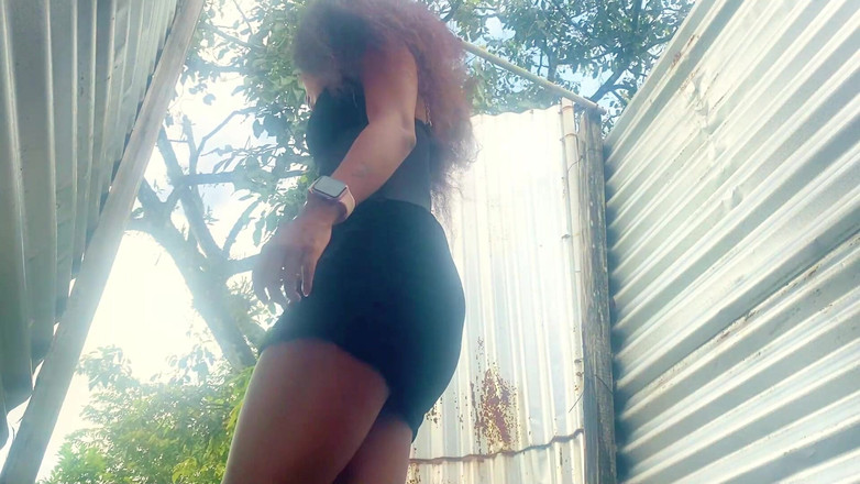 zendella usain: Awek ditangkap di dalam hutan (kabin luar)