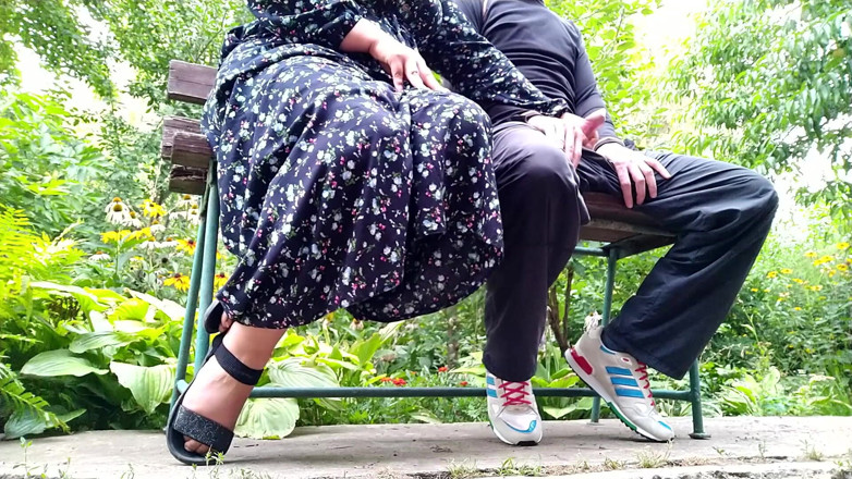 OurFetishLife: MILf melkt fremden schwanz in kondom für cuckold-ehemann