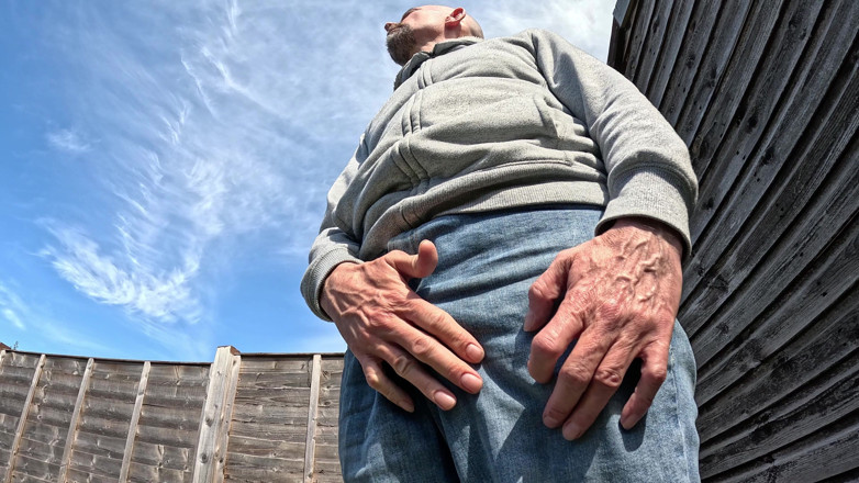 Rockardglans: Wanking and Cumming Outside Friend's House Wearing Jeans - Rockardglans