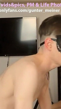 Mladý chlapec je dojen s šukáním robertka