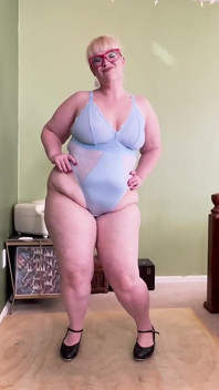 ストリップショー:曲線美BBWストライピングとあなたが兼まで彼女の脂肪を揺らす女性を祝う