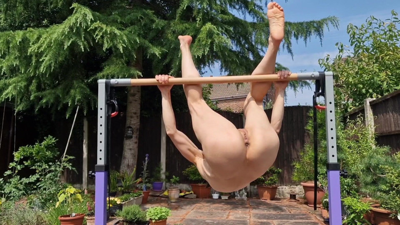 Nicky Brill: Yoga în pielea goală și expunere în aer liber.