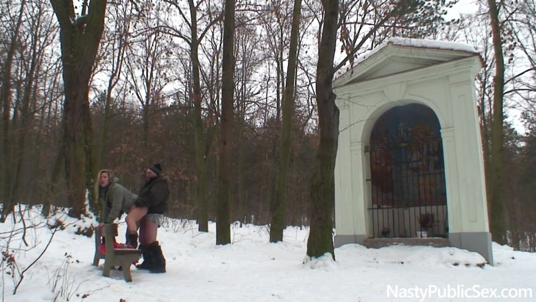 Nasty Public Sex: Starzec wali cycatą laską Samantha Jolie na zewnątrz