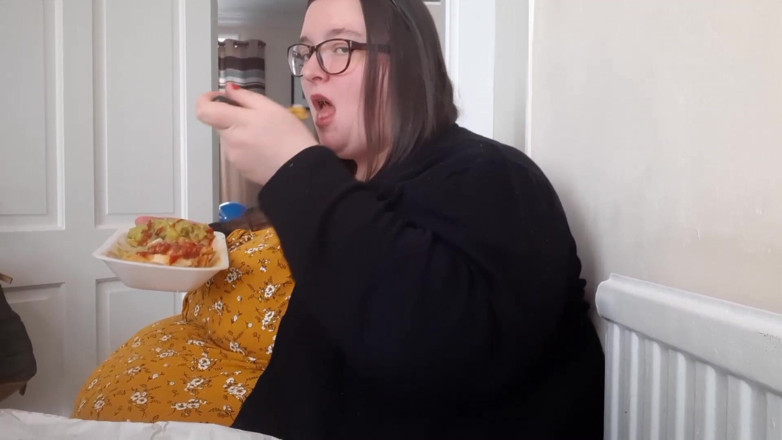 SSBBWLadyBrads: BBW SSBBW nadziewanie brzuch ryb i chipsów