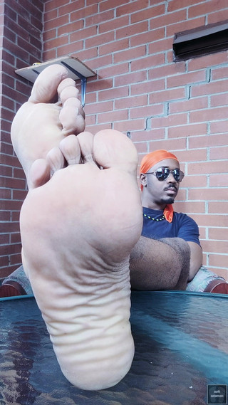 Soft Soleman: 交叉和未交叉鞋底 （2025）