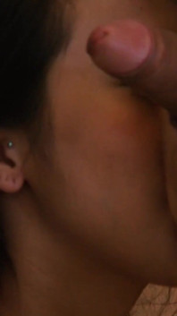 Calda troia asiatica sharon lee fa un pompino deepthroat poi ingoia