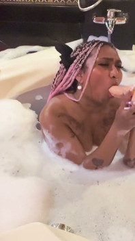 Dildo jebanie w jacuzzi