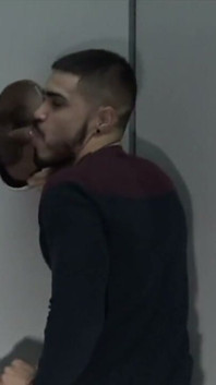 Latino guapo follado por un tipo barbudo