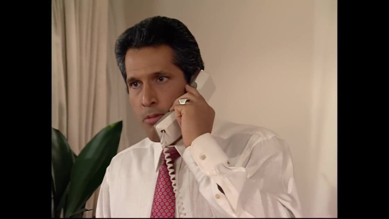 Wonderful Hot World X: İki biseksüel sürtük ve sert bir yarak için çılgın üçlü seks