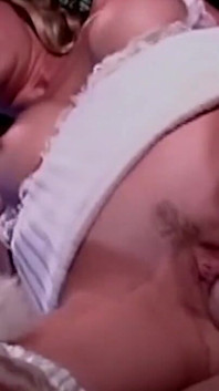 gori adhovastr pahni sunahre baalon vaali hasina hot seks ka maja leti hai