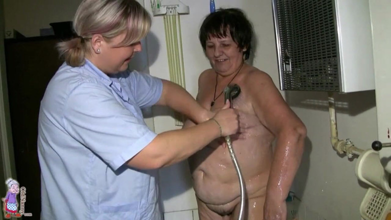 Aged Love: Oldnanny - Gisela, una vieja niñera le gusta disfrutar de su...