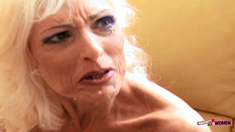 Naughty old women: Zwei hengste zeigen der alten MILF, was es macht, gefickt...