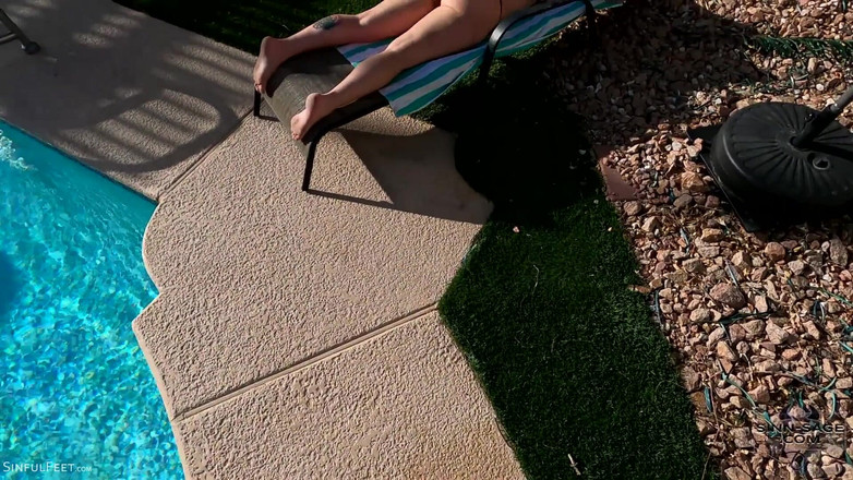 Sinn Sage: Naolejované u bazénu se Sinn Sage