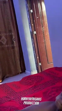 Atrapé a mi vecino masturbándose la polla así que lo ayudé con mi coño para que lo follar