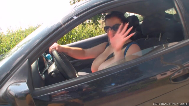Only Big Melons: Mengemudi mobil topless
