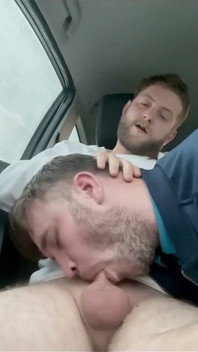 Une voiture suce et avale