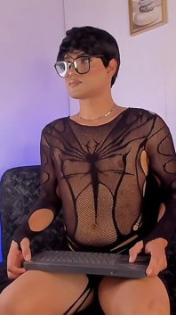 Femboy Ken İtaatkar Orospu Dans Ediyor ve Penis İsteyor