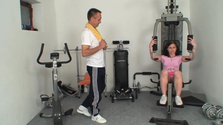 Naughty family: 一个年轻的荡妇在健身房被一个年长的男人操