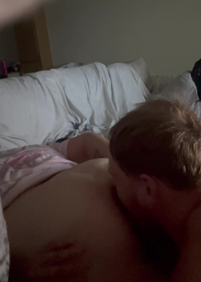 Millzy: 用鼻子放屁吃大美妞妻子的肮脏屁股