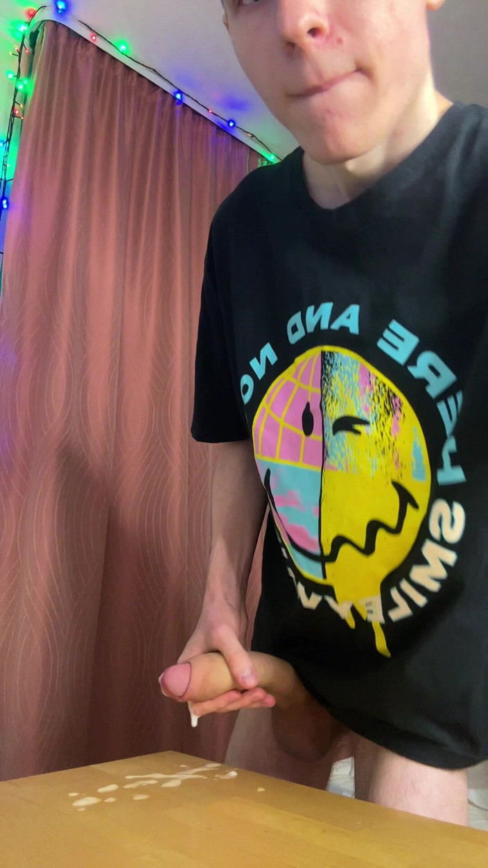 Morflot24: Chudy student Twink robi ogromną bałagan spust Kałuża