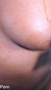 ねじり、乳首を絞り、激しく噴き出すオーガズム