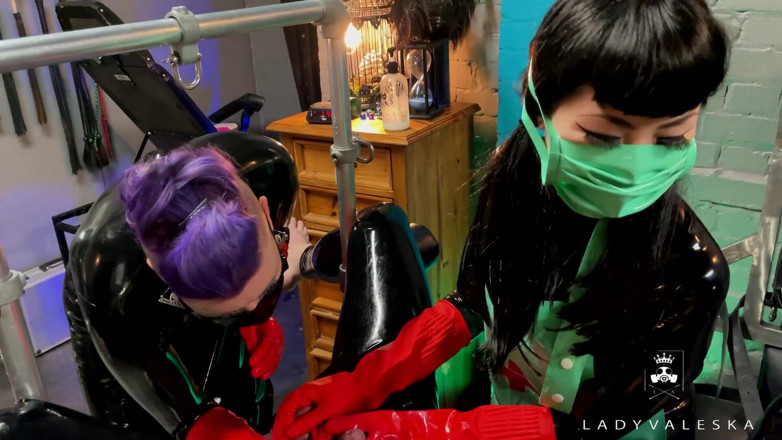 Lady Valeska: Latex nurses fist their gimp